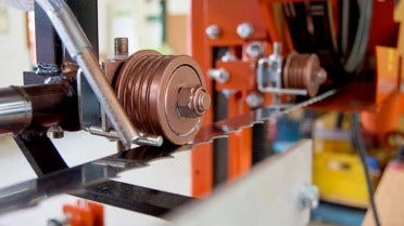 Как отрегулировать направляющие ролики пилы? 